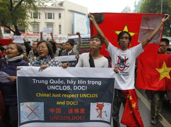 Một cuộc biểu tình tại Hà Nội phản đối các hành động gây hấn của Trung Quốc 09/12/2012 (REUTERS)