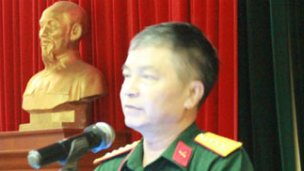 Đại tá Trần Đăng Thanh ở một buổi giảng bài tại Trường Cao đẳng Cộng đồng Hà Tây tháng 9/2012