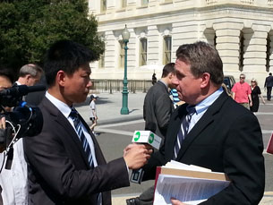 Phóng viên Vũ Hoàng phỏng vấn DB Chris Smith trước Quốc Hội Hoa Kỳ sáng 10/4/2013 RFA photo