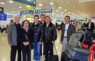 Ông Lê Nguyên Hồng là người thắt caravate màu vàng, đứng cạnh 2 con trai, chụp tại phi trường Sydney Ảnh do tác giả gởi