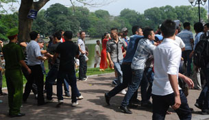 Công an, an ninh trấn áp người biểu tình chống Trung Quốc ở Hà Nội hôm Chủ nhật 02/06/2013. AFP
