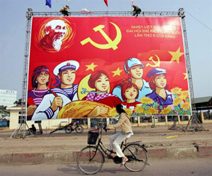 Biểu tượng của đảng cộng sản Việt Nam vẫn là lá cờ búa và liềm màu vàng trên nền đỏ. AFP