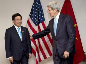 Ngoại trưởng Mỹ John Kerry gặp Ngoại trưởng Việt Nam Phạm Bình Minh nhân một cuộc họp ASEAN tại Brunei ngày 02/07/2013 - REUTERS