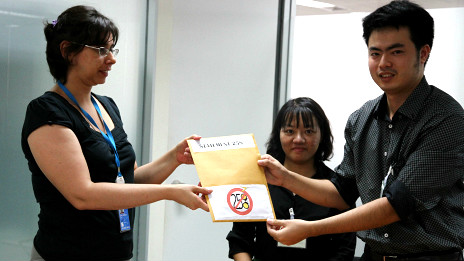 Các blogger Việt Nam đã trao Tuyên bố 258 cho đại diện OHCHR ở Bangkok
