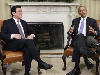 Tổng thống Mỹ Barack Obama (P) tiếp Chủ tịch nước Trương Tấn Sang tại Nhà Trắng hôm 25/07/ 2013.) REUTERS/Yuri Gripas 
