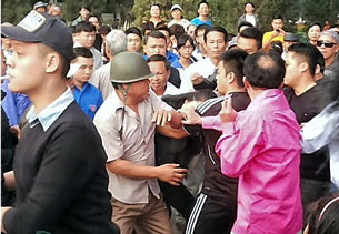 Nhiều blogger bị an ninh thường phục ngang nhiên đánh hội đồng khi đến công viên Thống Nhất tham dự hoạt động chào mừng ngày Quốc tế Nhân Quyền, ngày 8/12/2013. Nguồn danlambao