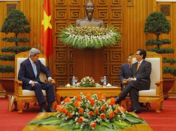 Cuộc hội kiến giữa Ngoại trưởng Mỹ John Kerry (T) với Thủ tướng Việt Nam Nguyễn Tấn Dũng tại Hà Nội ngày 16/12/2012 REUTERS/Brian Snyder